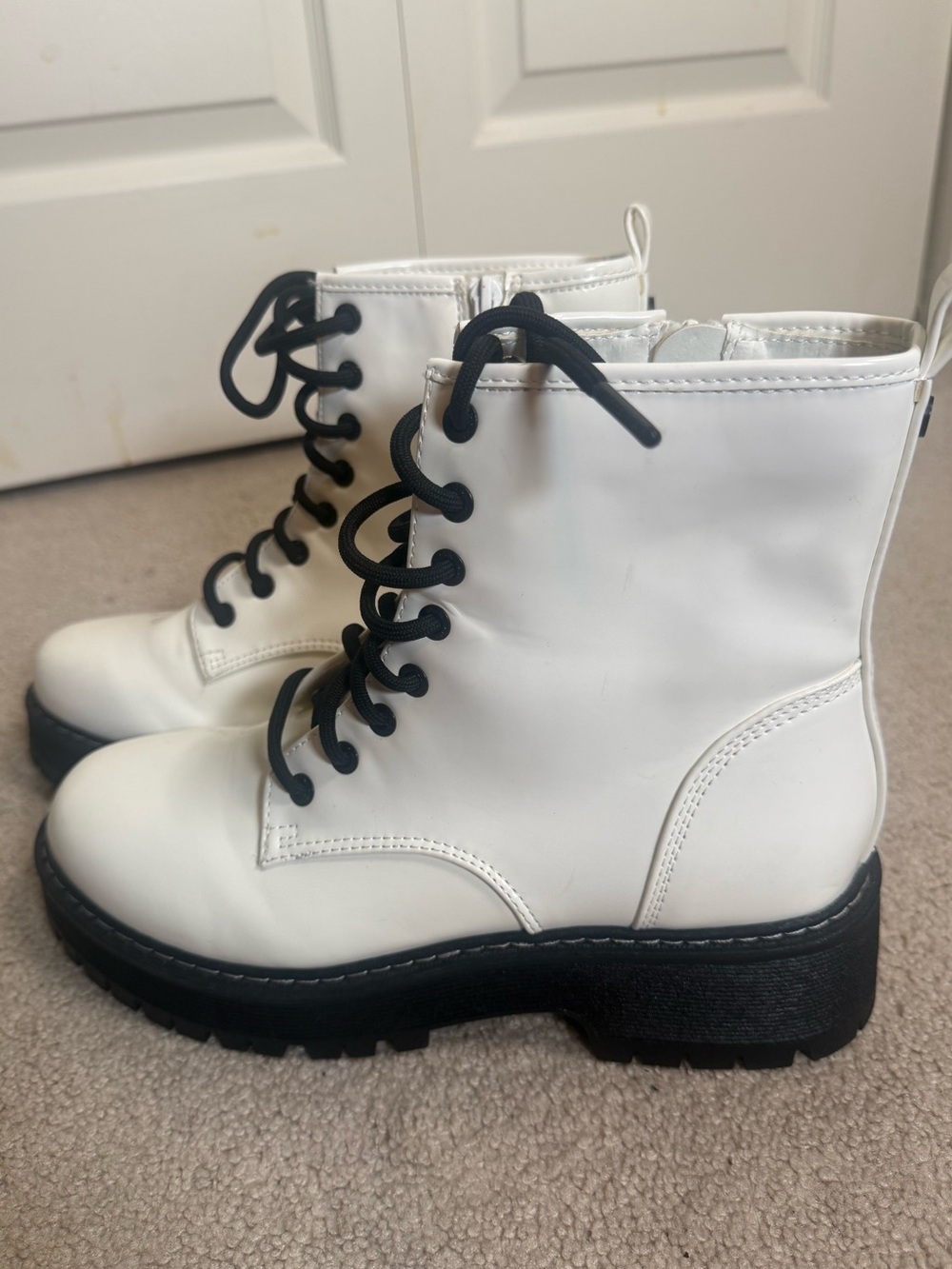 Madden NYC White Combat Boots Lug Sole Lace-Up Ankle Boots Women’s Size 9